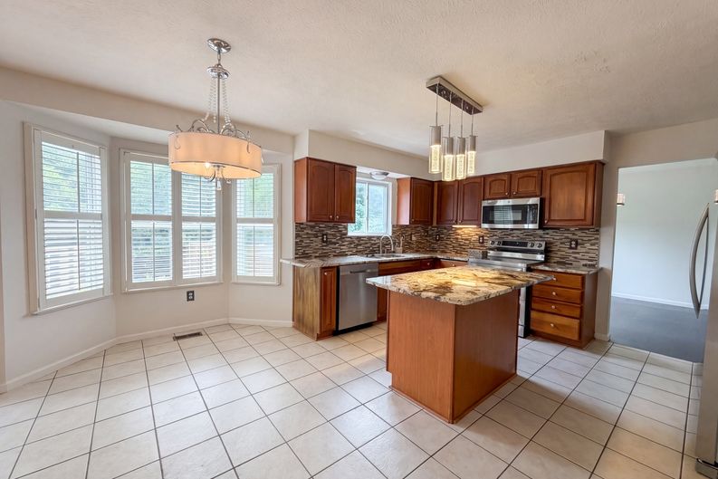 Photo 11 of 51 of 7966 Lazelle Woods Dr, Westerville, OH