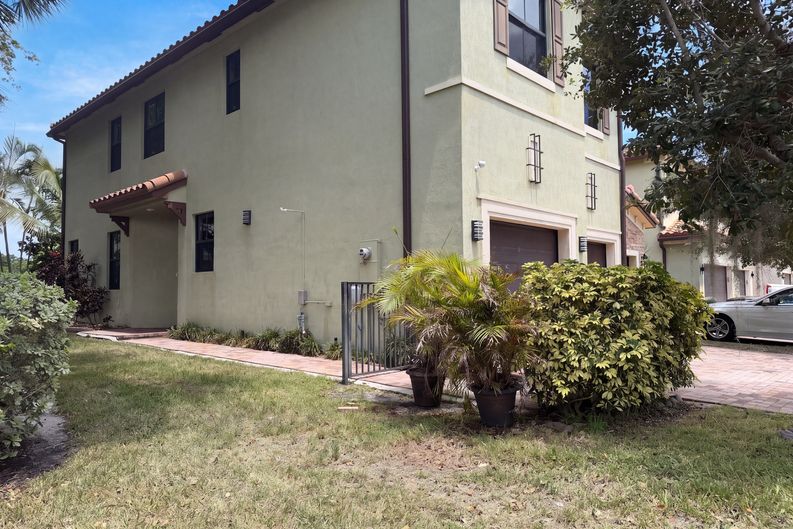 Photo 28 of 30 of 4967 NW 59th St, Tamarac, FL