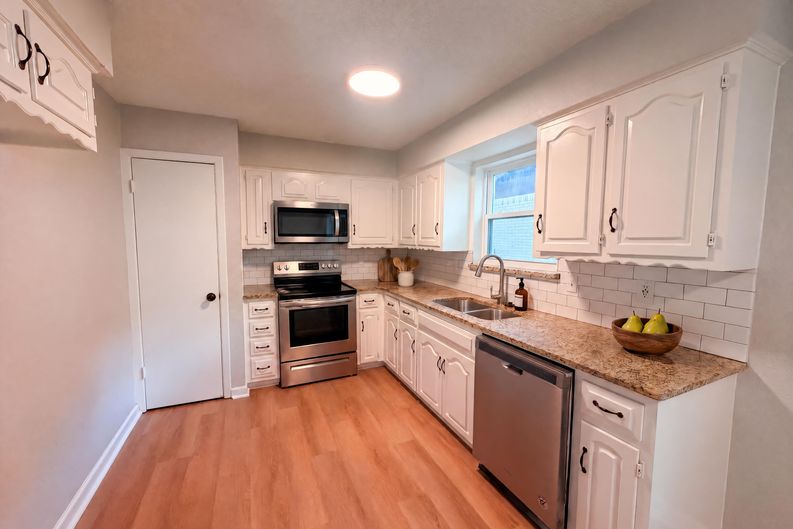 Photo 13 of 17 of 922 Meadowdale Cir, Garland, TX