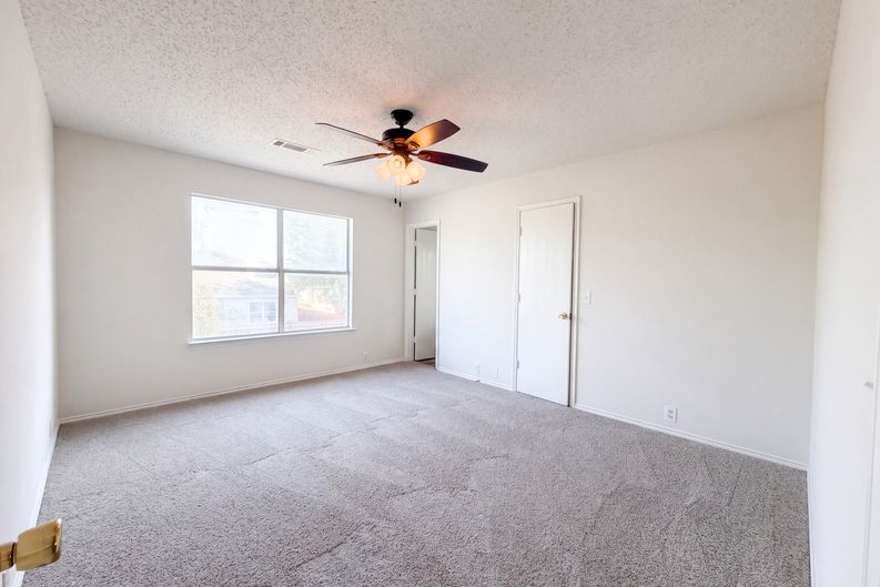 Photo 11 of 30 of 4325 Falcon Dr, Sherman, TX