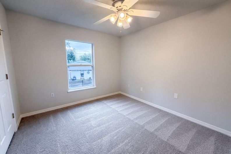 Photo 17 of 34 of 8215 Foxdale Dr, Jacksonville, FL