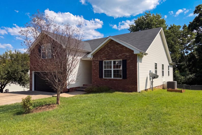 Photo 22 of 24 of 3148 Brook Hill Dr, Clarksville, TN