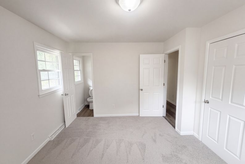 Photo 4 of 26 of 1502 W Meadowview Rd, Greensboro, NC