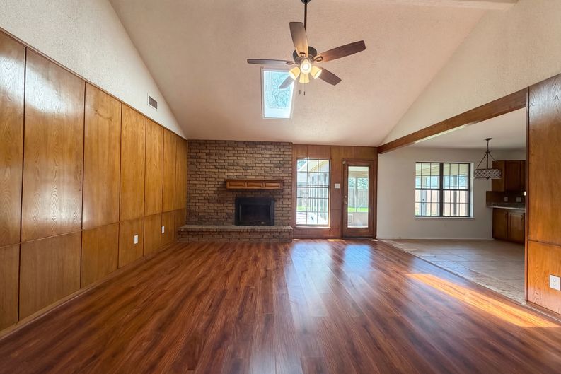 Photo 3 of 19 of 5120 Red River Dr, Arlington, TX