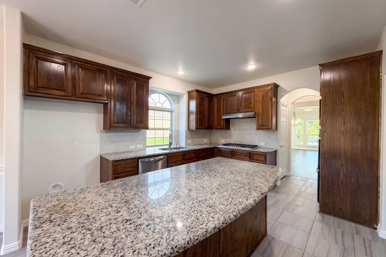 Photo 6 of 38 of 908 Heath Creek Dr, Desoto, TX