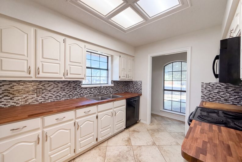Photo 9 of 21 of 133 Jason Dr, Red Oak, TX