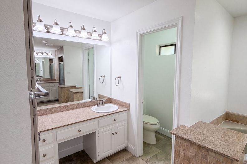 Photo 9 of 23 of 3924 Mesa Dr, Plano, TX