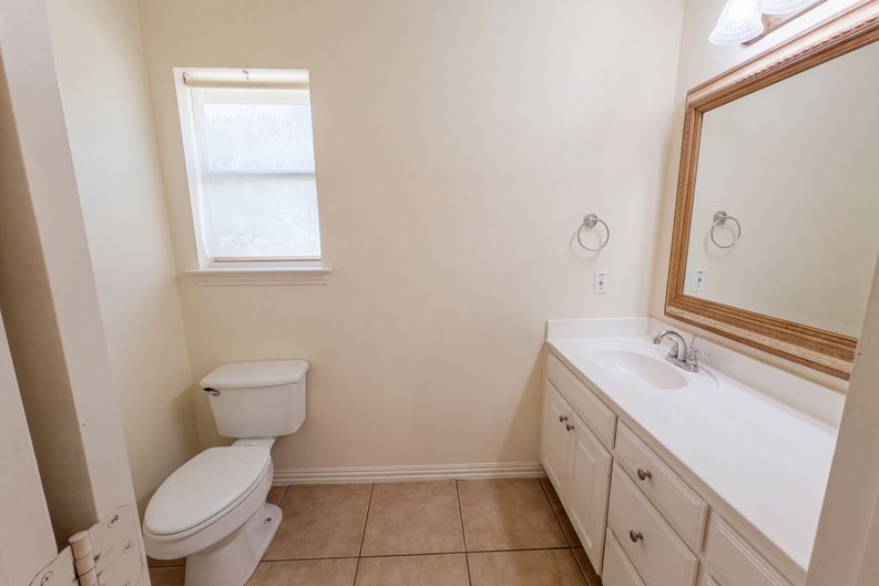 Photo 16 of 22 of 2836 S Lakeview Dr, Cedar Hill, TX