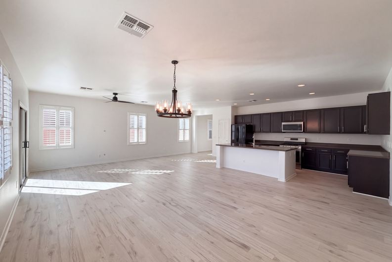 Photo 8 of 22 of 40877 W Bedford Dr, Maricopa, AZ