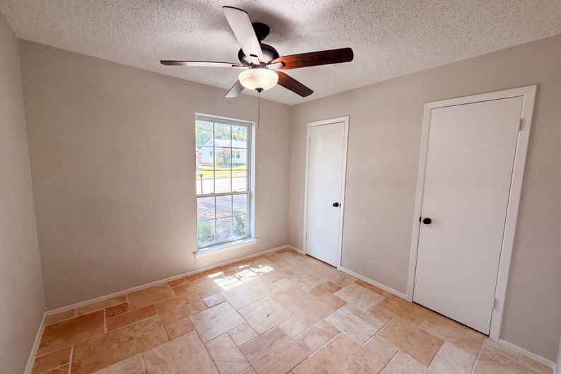 Photo 7 of 17 of 922 Meadowdale Cir, Garland, TX