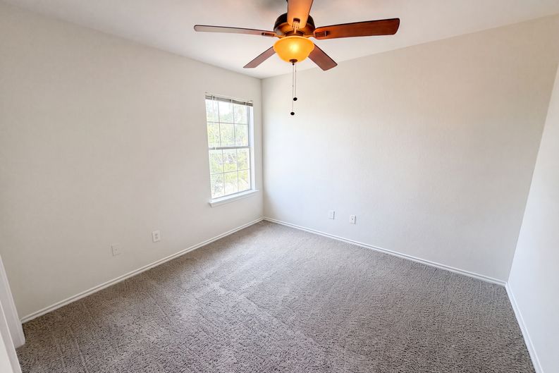 Photo 12 of 20 of 206 Almquist St, Hutto, TX