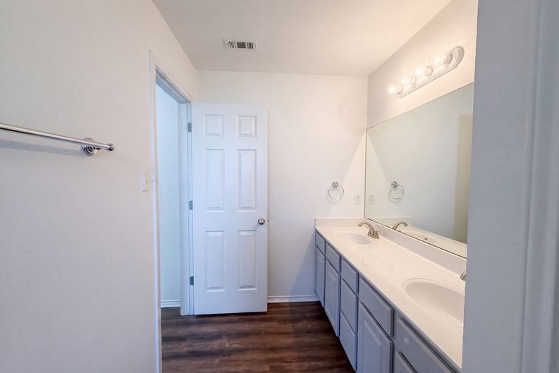 Photo 13 of 19 of 7712 Redbrush, Temple, TX