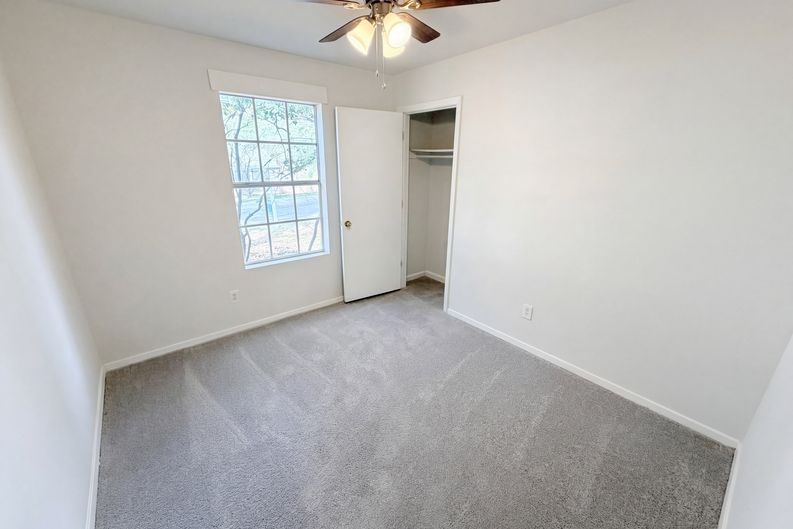 Photo 6 of 31 of 4727 Garden Hills Dr, Stone Mountain, GA