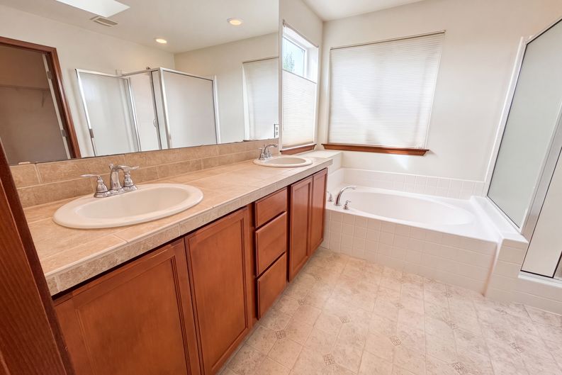Photo 21 of 32 of 7629 NE 201st Pl, Kenmore, WA