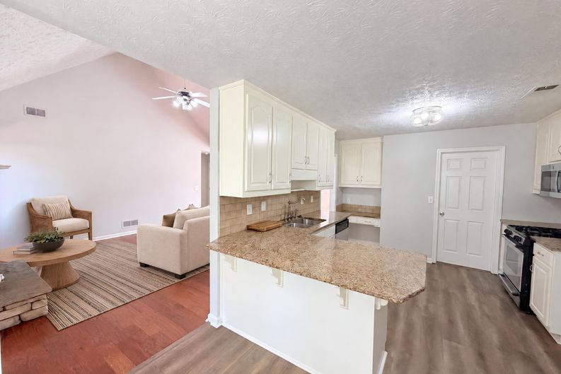 Photo 7 of 35 of 1396 Bramlett Forest Ct, Lawrenceville, GA