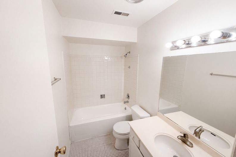 Photo 16 of 26 of 1186 E Azalea Ln, Palatine, IL