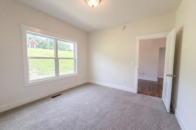 Photo 11 of 30 of 1707 Aster Dr, Columbia, TN