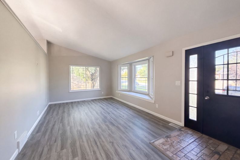Photo 3 of 27 of 1148 Navaho Dr, Lebanon, OH