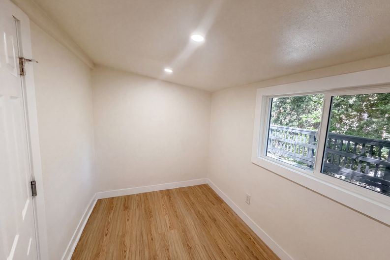 Photo 4 of 24 of 982 Oak Dr, Crestline, CA