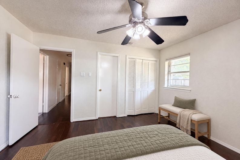 Photo 4 of 24 of 725 Ridgecrest Dr, Irving, TX