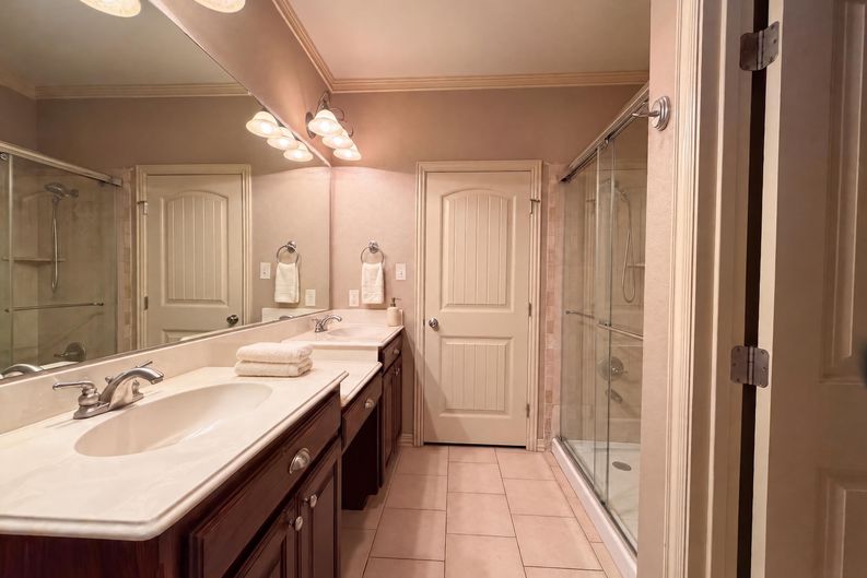Photo 7 of 20 of 5107 Chesterfield Pl, Arlington, TX