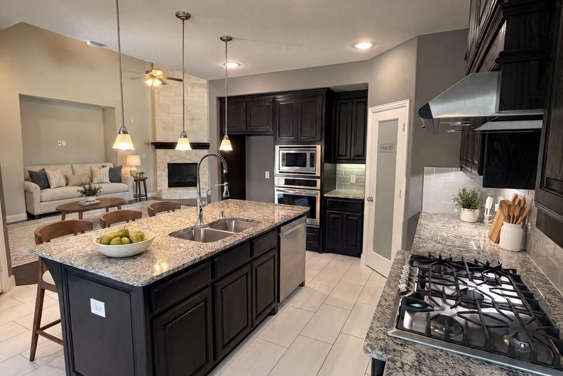 Photo 8 of 31 of 9920 Pikes Peak Pl, Little Elm, TX