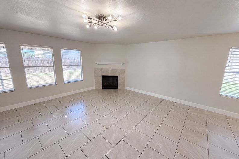 Photo 9 of 26 of 7327 Fox Hall Ln, Humble, TX