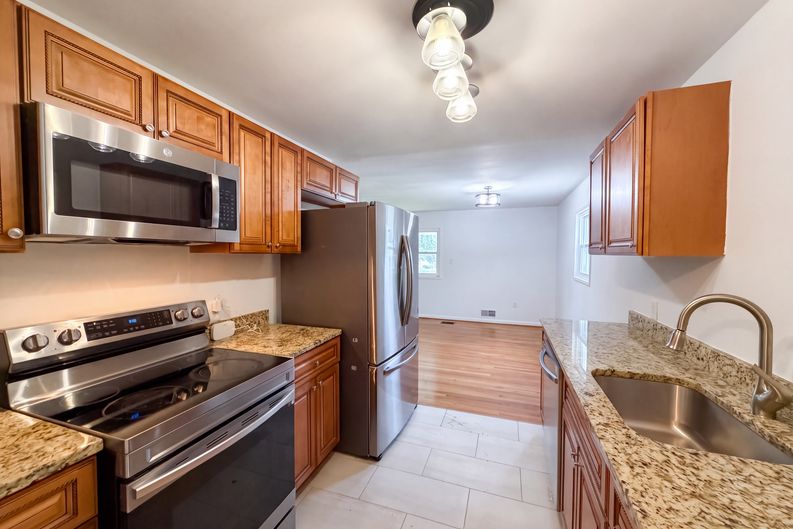 Photo 14 of 32 of 13512 Fitzhugh Ln, Woodbridge, VA