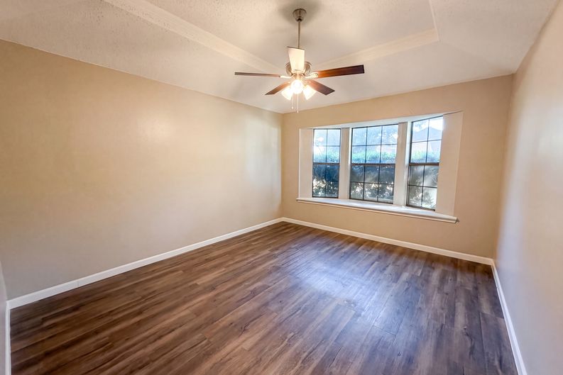 Photo 7 of 17 of 1503 Curtis Ln, Cedar Hill, TX