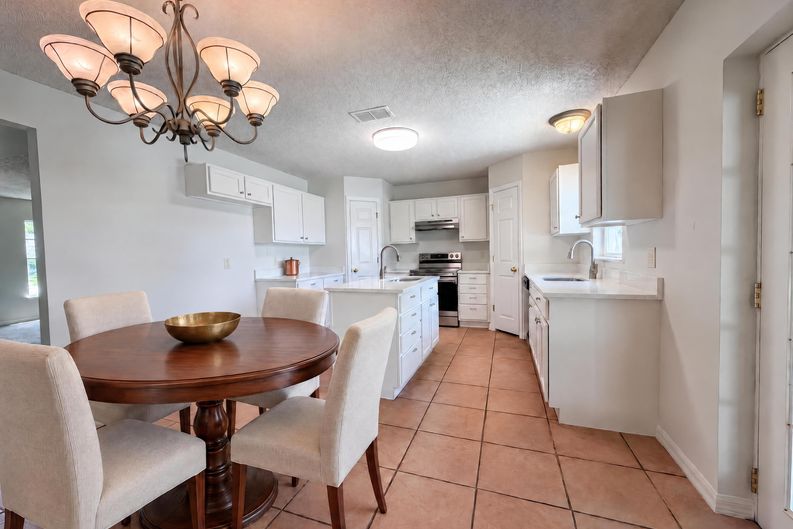 Photo 3 of 26 of 2158 Willesdon Dr W, Jacksonville, FL