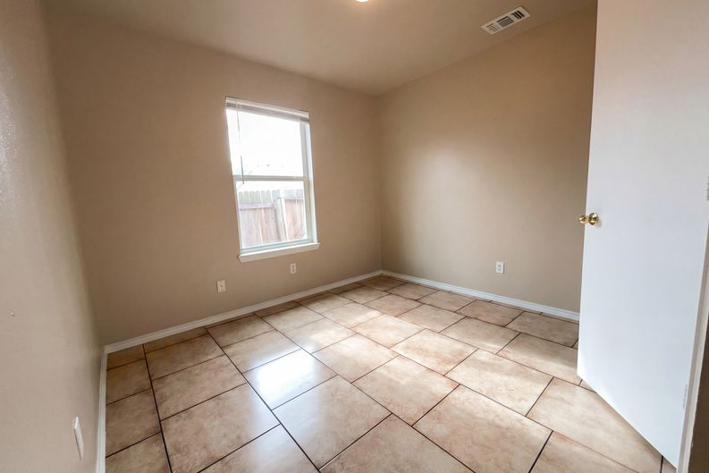 Photo 8 of 16 of 517 W 5th St, Converse, TX