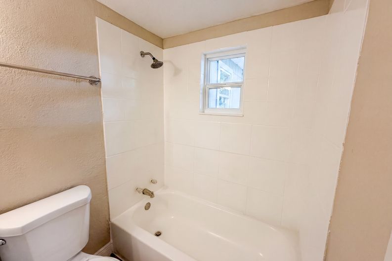 Photo 17 of 23 of 1506 W 16th St, Sanford, FL
