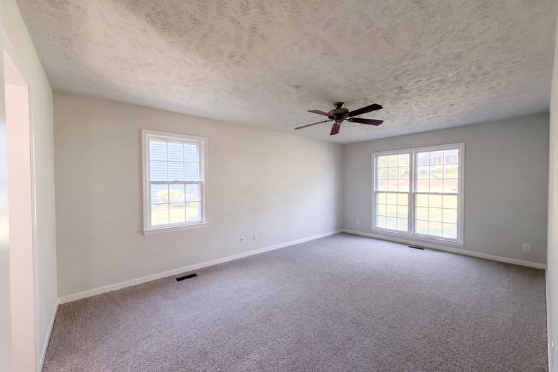 Photo 4 of 21 of 2337 Rolling Hill Rd, Fayetteville, NC