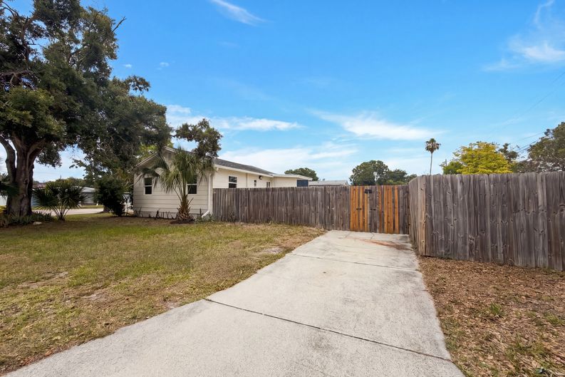 Photo 18 of 21 of 2596 38th Ave N, Saint Petersburg, FL
