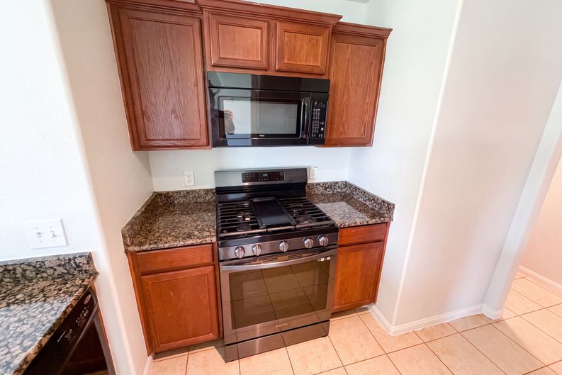Photo 7 of 19 of 907 Amaryllis Rd, Baytown, TX