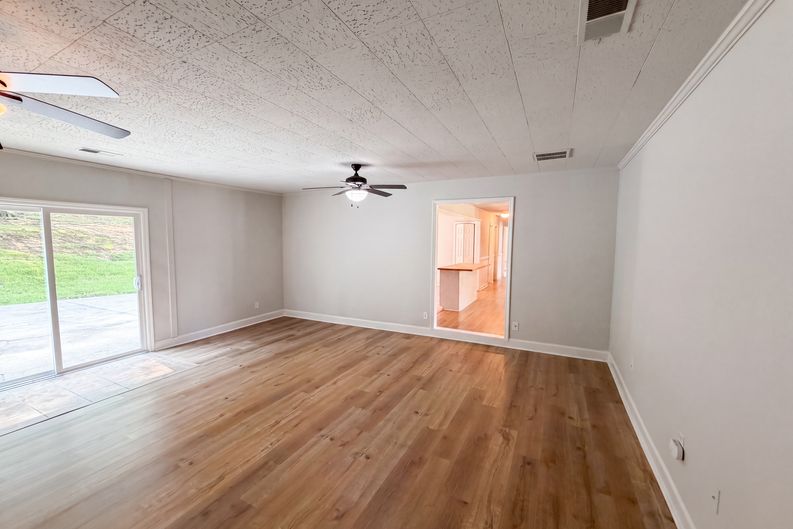 Photo 7 of 17 of 529 Timberlane Dr, Mount Holly, NC