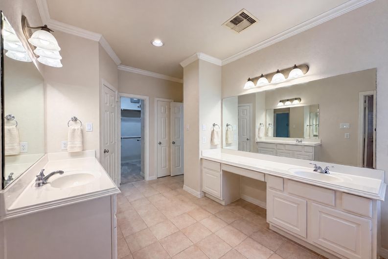 Photo 12 of 21 of 2942 Royal Oaks Crst, Houston, TX