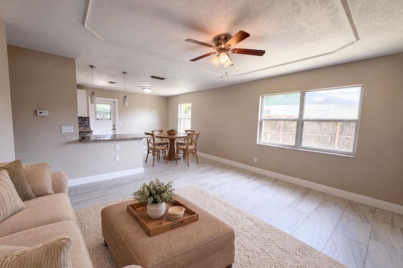 Photo 4 of 16 of 121 Inwood Cir, Brandon, FL