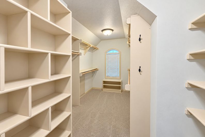 Photo 13 of 34 of 4509 NE Ridgeline Cir, Lees Summit, MO