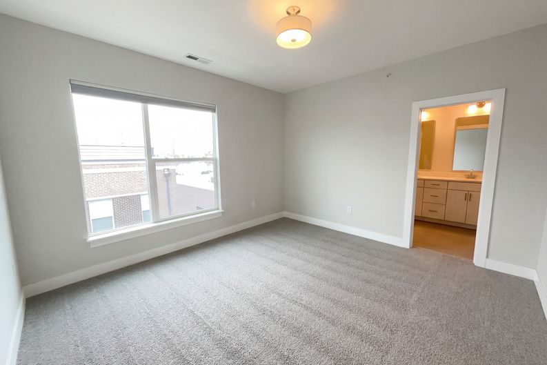 Photo 12 of 18 of 727 N Illinois St, Indianapolis, IN