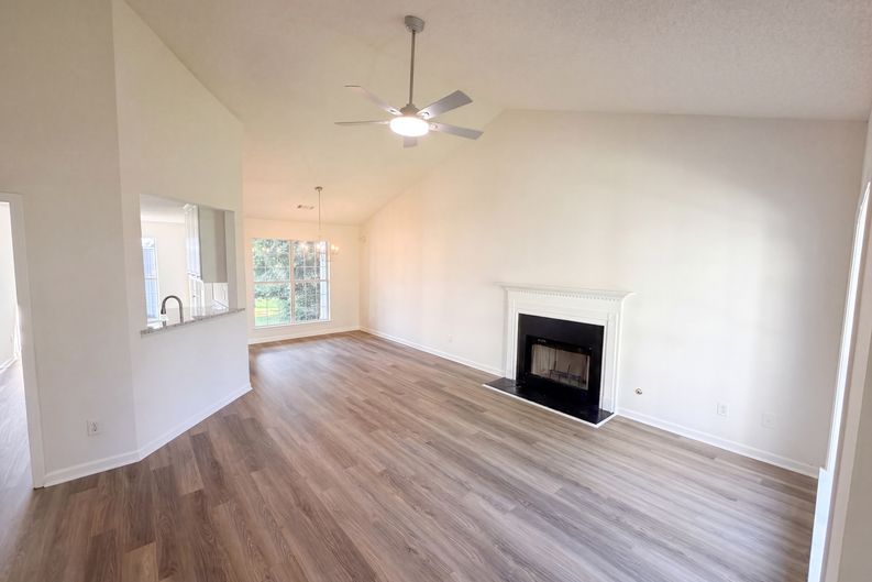 Photo 3 of 20 of 1088 Meadow Glen Cir, Fairburn, GA