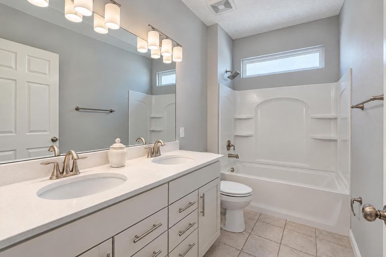 Photo 12 of 23 of 4897 Arena Ct, Liberty Twp, OH