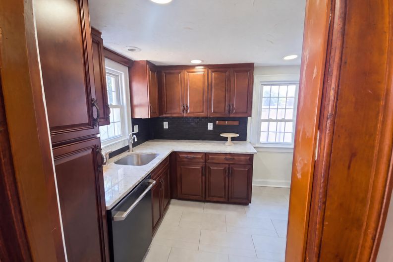 Photo 3 of 19 of 1026 Forbes St, East Hartford, CT
