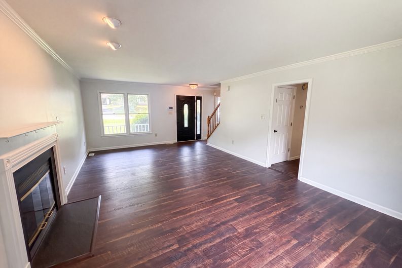 Photo 3 of 27 of 6401 Forest Grove Dr, Fredericksburg, VA