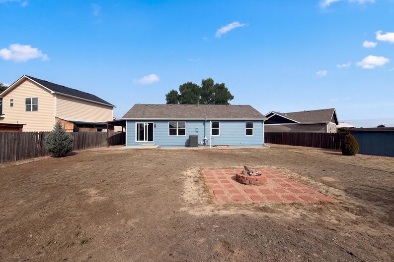 Photo 5 of 26 of 3820 Dove Ln, Evans, CO