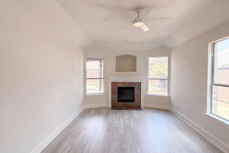 Photo 8 of 26 of 2716 Dearborn Ln, Frisco, TX