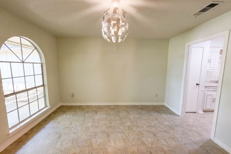 Photo 8 of 18 of 4824 Berridge Ln, Dallas, TX