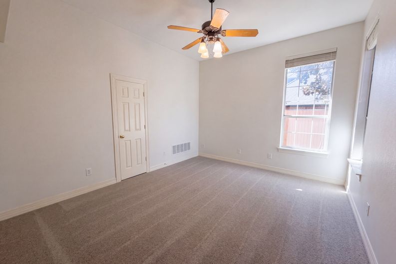 Photo 13 of 29 of 619 Edgewood Ln, Red Oak, TX