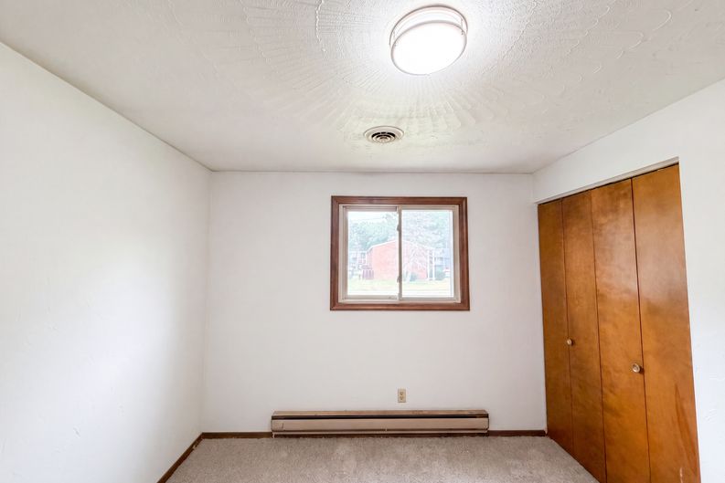 Photo 16 of 25 of 1015 Kingsway Dr, Lorain, OH