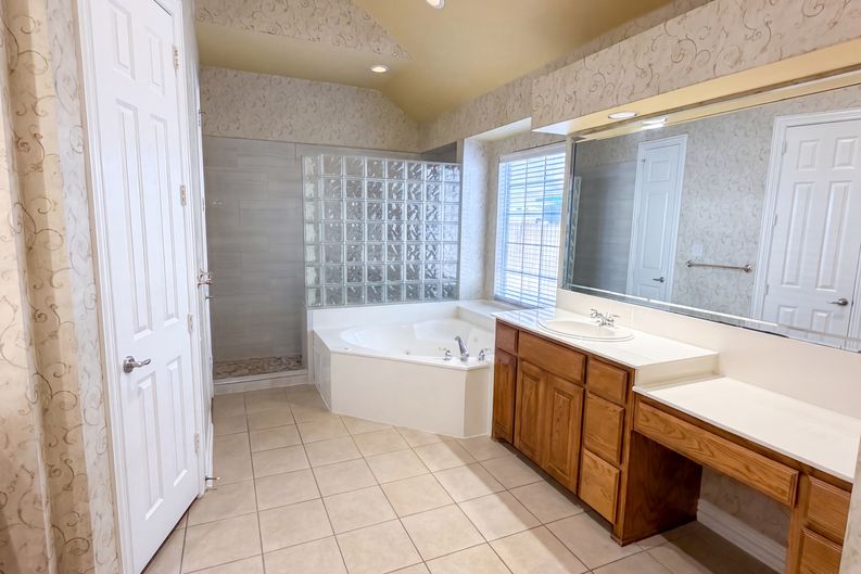 Photo 21 of 46 of 3228 Tearose Dr, Richardson, TX